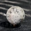 Kiwi-jaspis pallo, 3cm