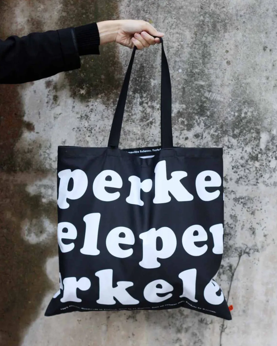 Perkele kangaskassi, Musta
