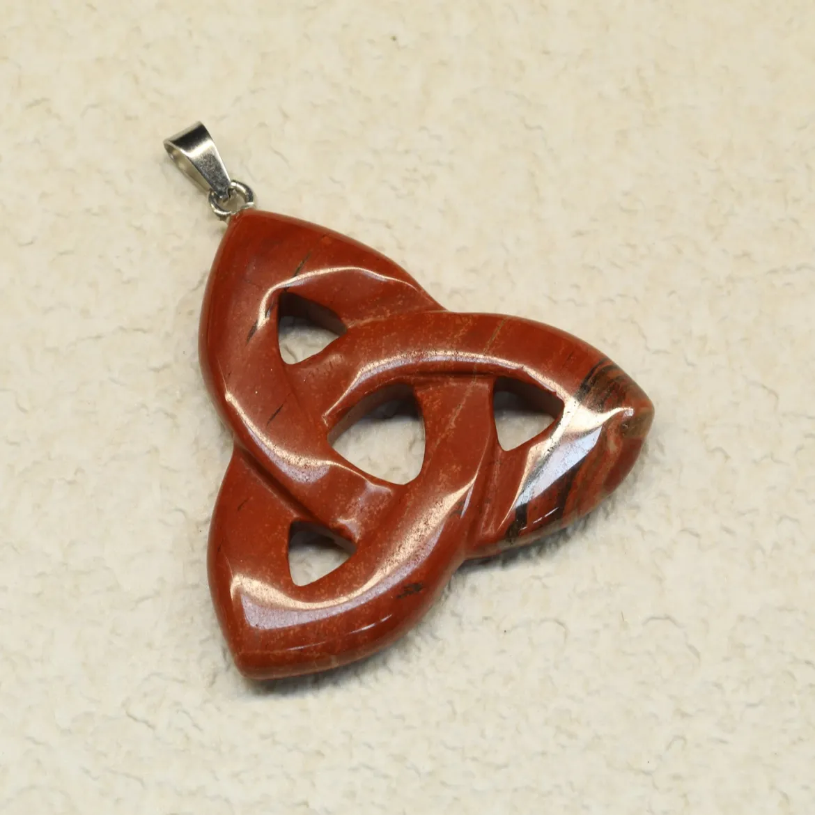 Punainen jaspis - Triquetra-riipus